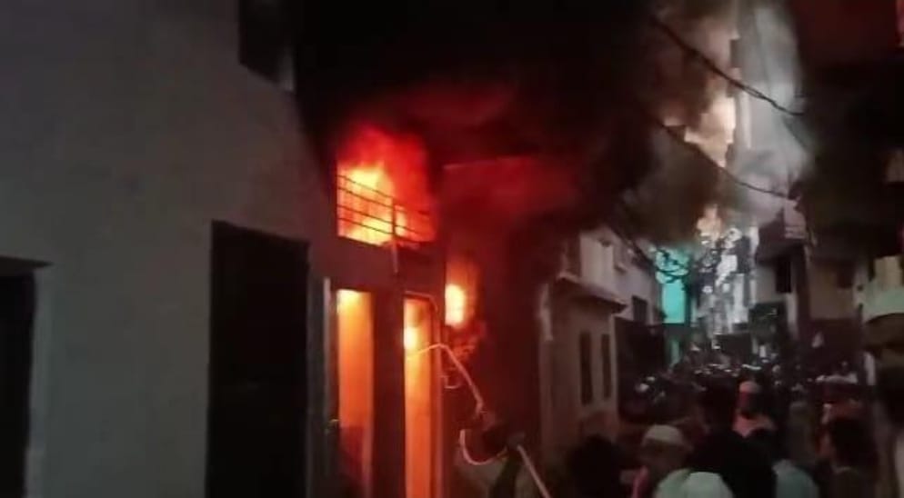 मुरादाबाद में शाॅर्ट सर्किट से आग लगने पर 5 लोगों की मौत बाकी हुए घायल।