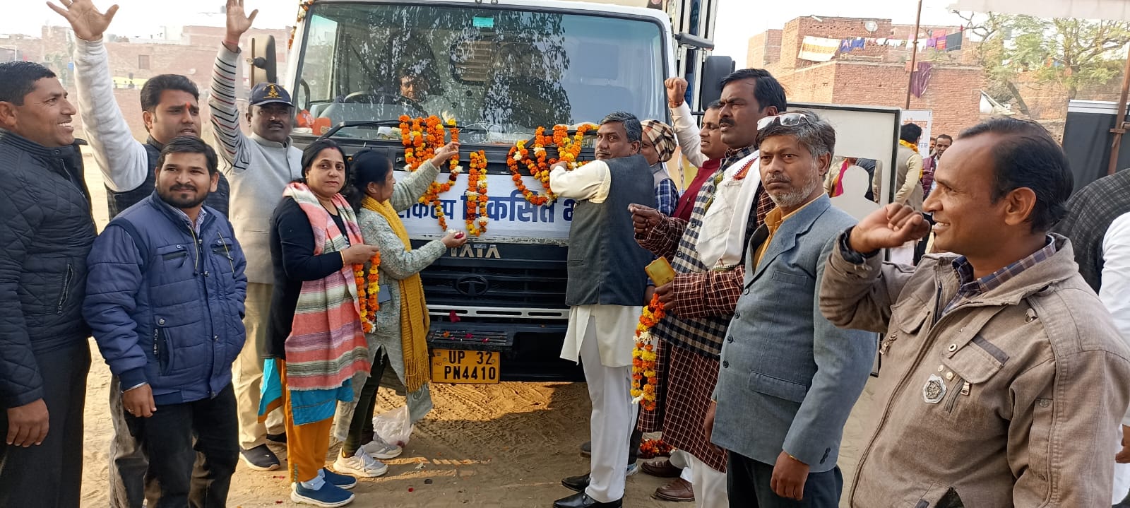 अलीगढ़ में प्रधानमंत्री जी द्वारा चलाई जा रही सरकारी योजनाओं के प्रचार प्रसार के बारे में जनता के बीच मिलन कार्यक्रम