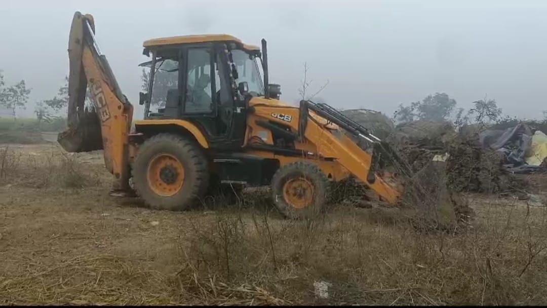 सरकारी भूमि को जिला प्रशासन द्वारा कराया गया कब्जा मुक्त ग्रामीणों ने प्रशासन पर मिली भगत के लगाए आरोप