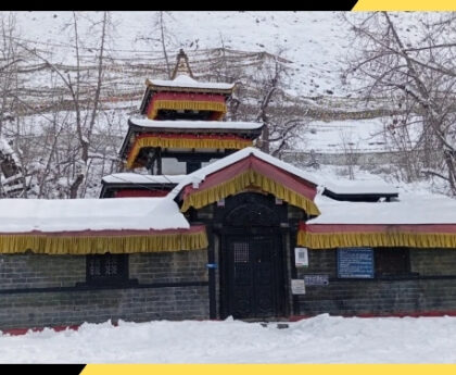 भारी बर्फबारी से मुक्तिनाथ मंदिर क्षेत्र बंद, सड़क मार्ग अवरुद्ध