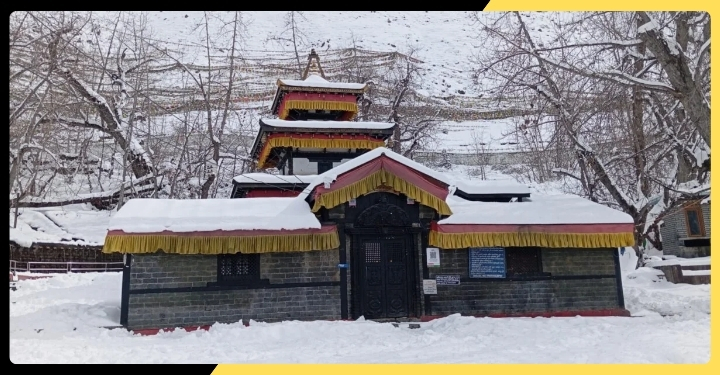 भारी बर्फबारी से मुक्तिनाथ मंदिर क्षेत्र बंद, सड़क मार्ग अवरुद्ध