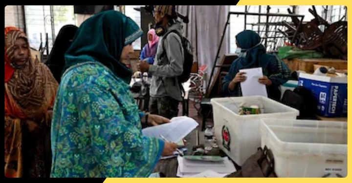 Bangladesh Election 2026: मतदान के बीच दो बूथों पर बम धमाके, सुरक्षा कड़ी