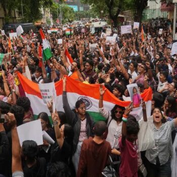 बैरिकेड्स और लोहे की चादरों से जंतर-मंतर प्रोटेस्ट साइट सील, भारी पुलिस बल तैनात
