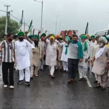 दिल्ली कूच से पहले किसानों को रोका, बहादुरगढ़ में यूईआर पर लगाया जाम