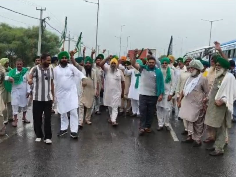 दिल्ली कूच से पहले किसानों को रोका, बहादुरगढ़ में यूईआर पर लगाया जाम