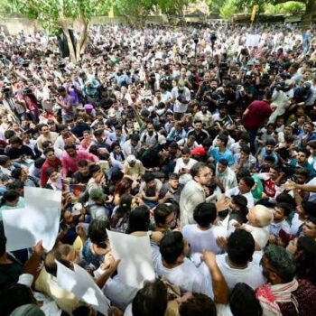 मुंबई में NEET प्रदर्शन पर पुलिस का एक्शन! 5 दिन में 13 FIR, करीब 400 लोगों पर केस दर्ज