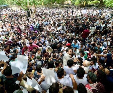 मुंबई में NEET प्रदर्शन पर पुलिस का एक्शन! 5 दिन में 13 FIR, करीब 400 लोगों पर केस दर्ज