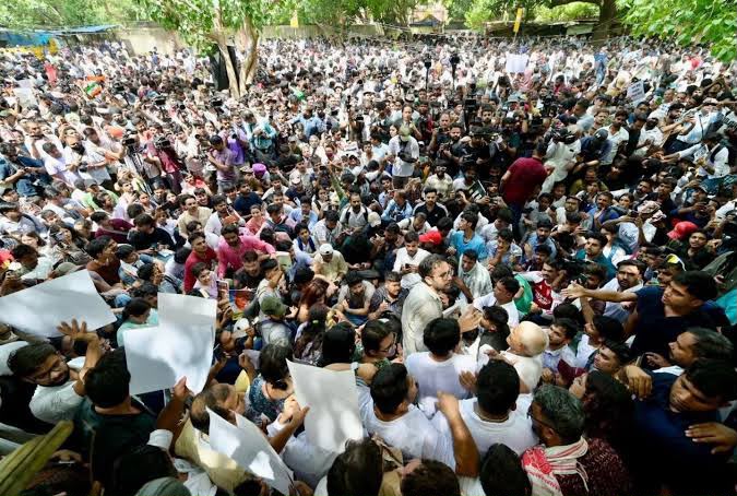 मुंबई में NEET प्रदर्शन पर पुलिस का एक्शन! 5 दिन में 13 FIR, करीब 400 लोगों पर केस दर्ज