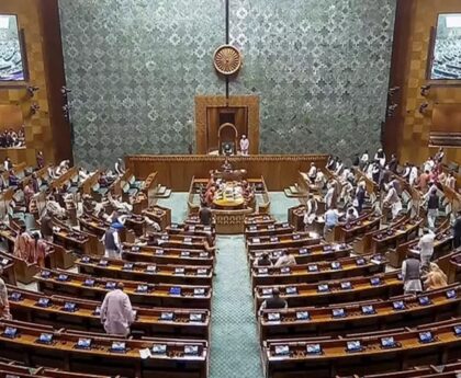 लोकसभा में विपक्ष का हंगामा, सदन 2 बजे तक स्थगित