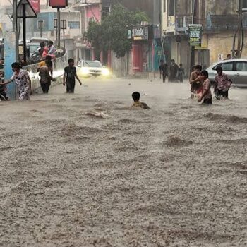 सूरत में बाढ़ का कहर: कई कॉलोनियां जलमग्न
