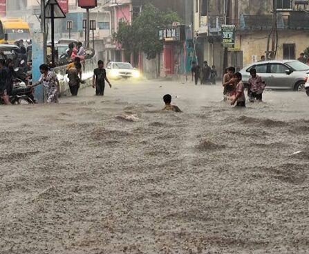 सूरत में बाढ़ का कहर: कई कॉलोनियां जलमग्न