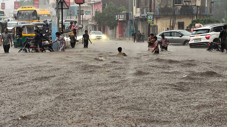 सूरत में बाढ़ का कहर: कई कॉलोनियां जलमग्न