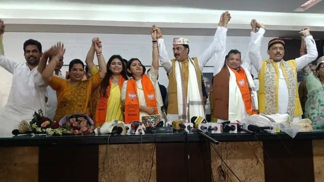 बांकीपुर उपचुनाव से पहले प्रशांत किशोर को बड़ा झटका, फिल्म डायरेक्टर चेतना झांब समेत कई नेता बीजेपी में शामिल