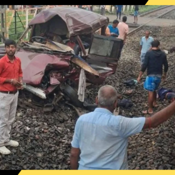 मुर्शिदाबाद रेल हादसा: स्कूल वैन को ट्रेन ने मारी टक्कर, तीन मासूम छात्रों समेत चार लोगों की दर्दनाक मौत