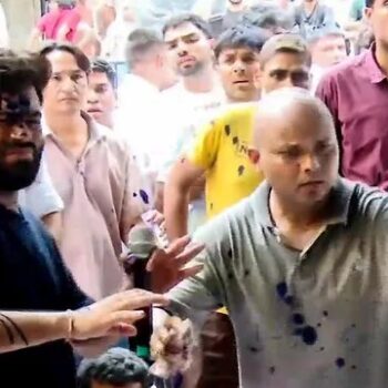 जंतर-मंतर पर हंगामा: CJP प्रमुख अभिजीत दीपके पर महिला ने फेंकी स्याही, बोले- ‘नीला मेरा रंग है, जय भीम’
