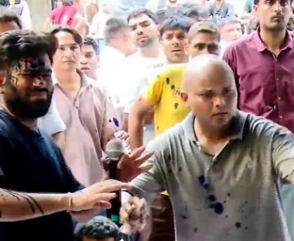 जंतर-मंतर पर हंगामा: CJP प्रमुख अभिजीत दीपके पर महिला ने फेंकी स्याही, बोले- ‘नीला मेरा रंग है, जय भीम’