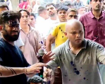 जंतर-मंतर पर हंगामा: CJP प्रमुख अभिजीत दीपके पर महिला ने फेंकी स्याही, बोले- ‘नीला मेरा रंग है, जय भीम’
