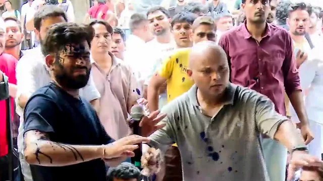 जंतर-मंतर पर हंगामा: CJP प्रमुख अभिजीत दीपके पर महिला ने फेंकी स्याही, बोले- ‘नीला मेरा रंग है, जय भीम’