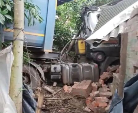 पश्चिम बंगाल में बड़ा सड़क हादसा: बेकाबू पत्थरों से भरा डंपर स्कूटी-टोटो को रौंदते हुए घर में घुसा, दो घायल