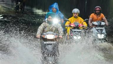 देशभर में बदला मौसम का मिजाज, पहाड़ों में बारिश का कहर, दिल्ली-NCR और यूपी में बारिश का अलर्ट जारी
