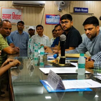 ‘कमीशन दे दो तो काम हो जाता है…’ 13 साल के बच्चे की बात सुनकर चौंके DM, शिकायत का वीडियो वायरल