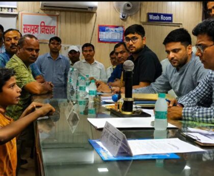 ‘कमीशन दे दो तो काम हो जाता है…’ 13 साल के बच्चे की बात सुनकर चौंके DM, शिकायत का वीडियो वायरल
