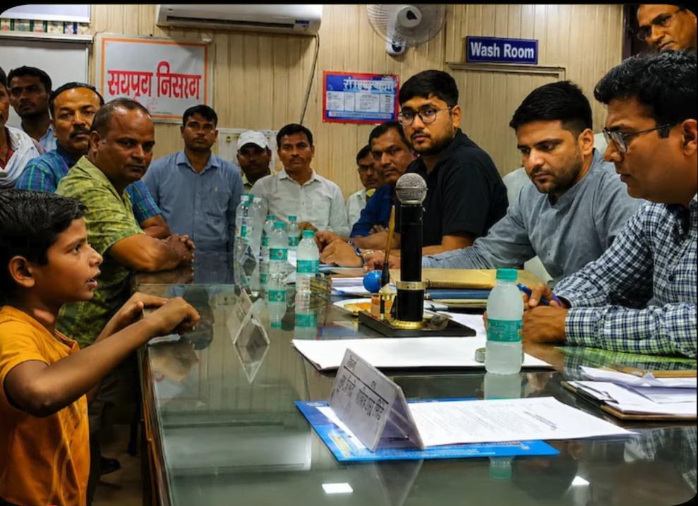 ‘कमीशन दे दो तो काम हो जाता है…’ 13 साल के बच्चे की बात सुनकर चौंके DM, शिकायत का वीडियो वायरल