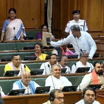 बिहार विधानसभा में भारी हंगामा, विधायकों के बीच धक्का-मुक्की और हाथापाई की नौबत