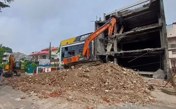 लखनऊ अलीगंज अग्निकांड: अवैध इमारत गिराने का 26.14 लाख रुपये खर्च भवन मालिक से वसूलेगा LDA