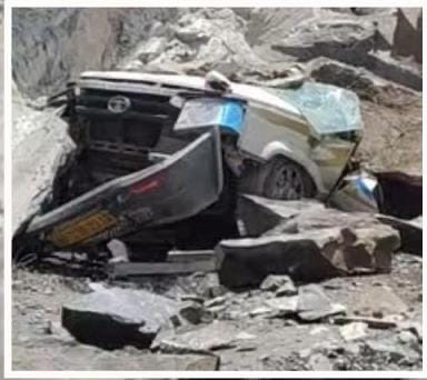 हिमाचल के चंबा में बड़ा हादसा: चलती कार पर गिरा विशाल पत्थर, 13 लोगों की दर्दनाक मौत