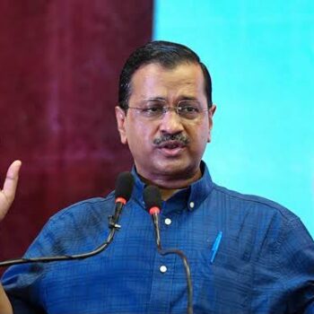 PM आवास मार्च के दौरान केजरीवाल का बड़ा हमला, बोले- ‘ट्रंप के सामने नतमस्तक है केंद्र सरकार’