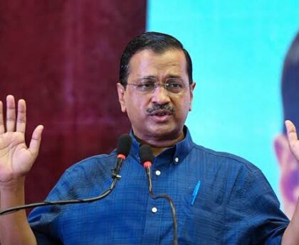 PM आवास मार्च के दौरान केजरीवाल का बड़ा हमला, बोले- ‘ट्रंप के सामने नतमस्तक है केंद्र सरकार’