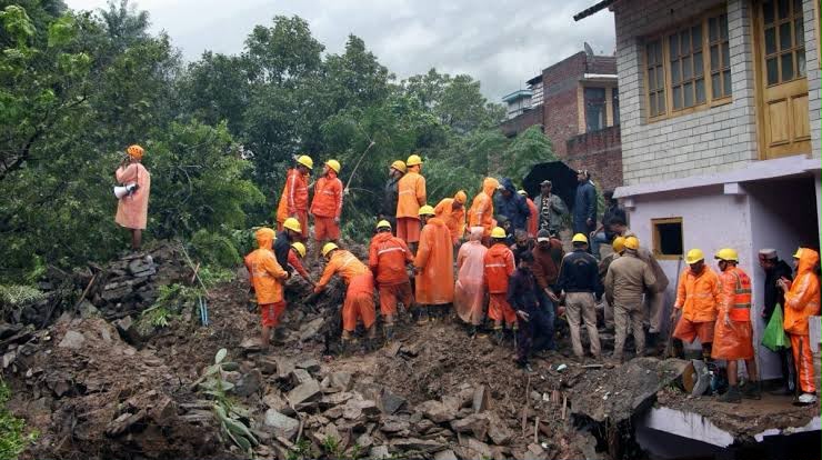 हिमाचल: कुल्लू के पांकवा गांव में भारी बारिश से भूस्खलन