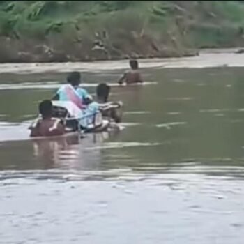 बाढ़ के तेज बहाव के बीच गर्भवती महिला को डोली के सहारे अस्पताल पहुंचाया