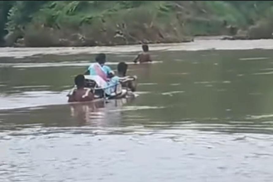 बाढ़ के तेज बहाव के बीच गर्भवती महिला को डोली के सहारे अस्पताल पहुंचाया