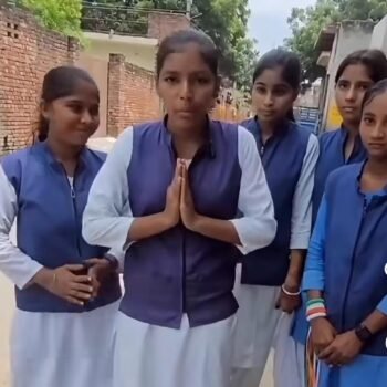 बारिश में रेलवे अंडरपास बना मुसीबत, कई फीट पानी के बीच स्कूल जाने को मजबूर छात्र