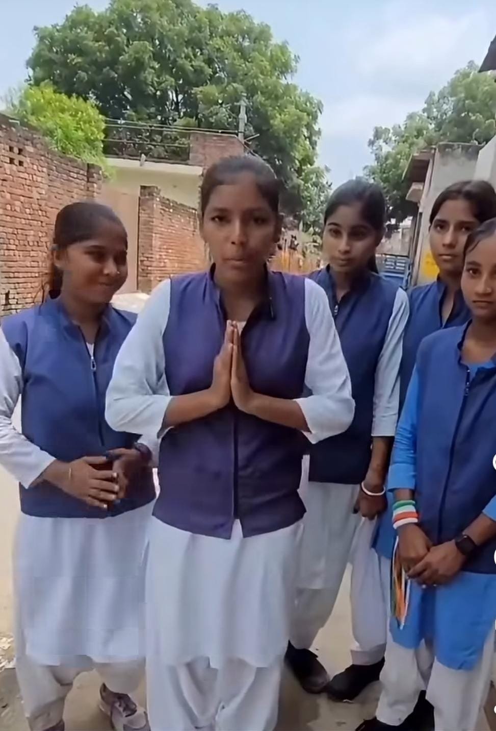 बारिश में रेलवे अंडरपास बना मुसीबत, कई फीट पानी के बीच स्कूल जाने को मजबूर छात्र