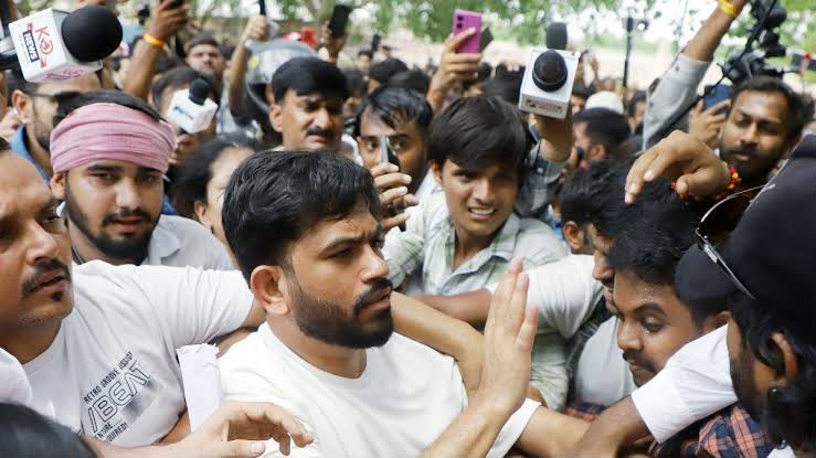 कॉकरोच जनता पार्टी के संस्थापक अभिजीत दीपके ने खोले आगे के प्लान, राजनीति में एंट्री पर कही बड़ी बात