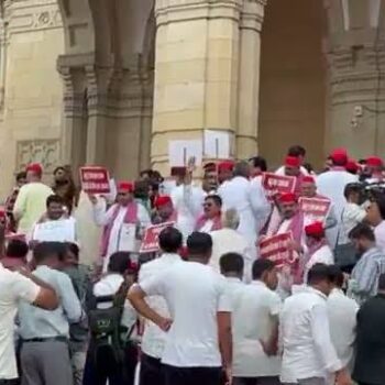 यूपी विधानसभा मानसून सत्र से पहले सपा का जोरदार प्रदर्शन