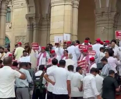 यूपी विधानसभा मानसून सत्र से पहले सपा का जोरदार प्रदर्शन