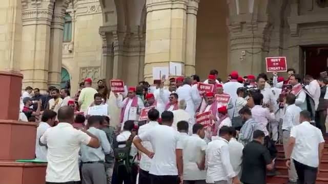 यूपी विधानसभा मानसून सत्र से पहले सपा का जोरदार प्रदर्शन