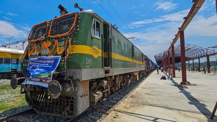 जम्मू-कश्मीर में रेलवे की बड़ी उपलब्धि, पहली बार कश्मीर घाटी पहुंची पेट्रोल-डीजल से भरी मालगाड़ी