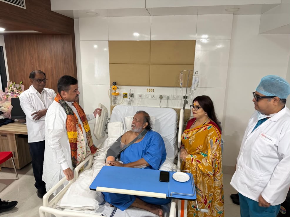 मिथुन चक्रवर्ती अस्पताल में भर्ती, दाएं हाथ की हुई सर्जरी