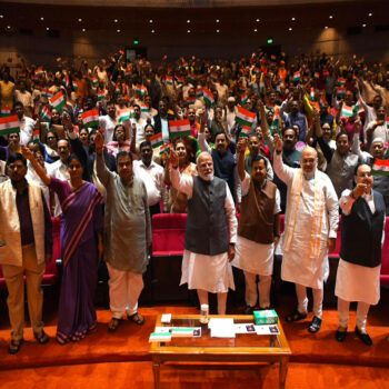 NDA सांसदों के ‘मंगल मिलन’ में गूंजा वंदे मातरम्, PM मोदी और अमित शाह ने थामा तिरंगा
