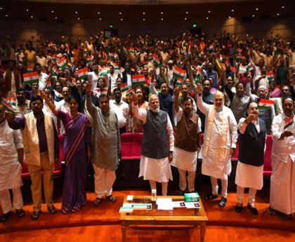 NDA सांसदों के ‘मंगल मिलन’ में गूंजा वंदे मातरम्, PM मोदी और अमित शाह ने थामा तिरंगा