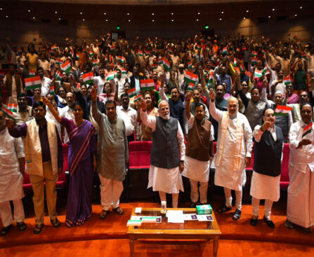 NDA सांसदों के ‘मंगल मिलन’ में गूंजा वंदे मातरम्, PM मोदी और अमित शाह ने थामा तिरंगा