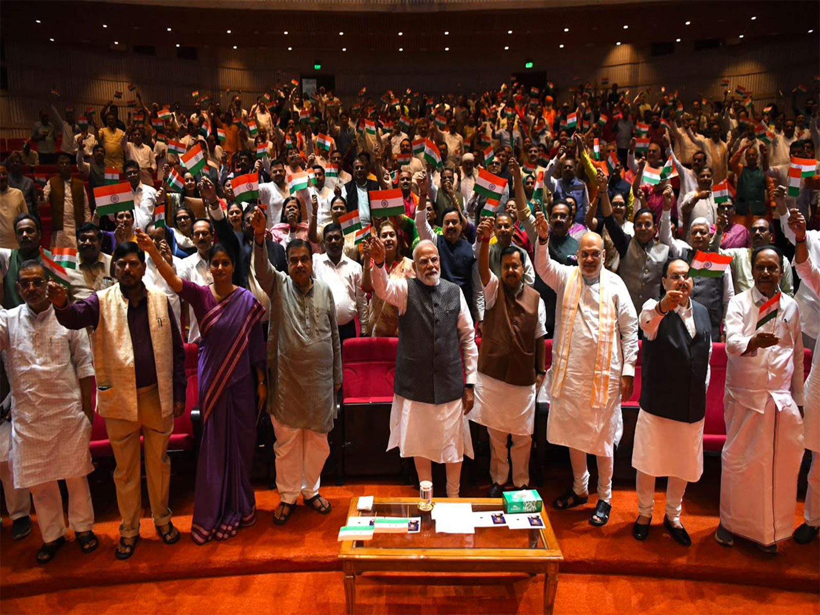 NDA सांसदों के ‘मंगल मिलन’ में गूंजा वंदे मातरम्, PM मोदी और अमित शाह ने थामा तिरंगा