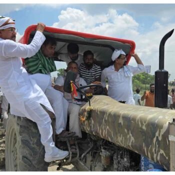 सीकर से शुरू हुआ ‘जनप्रतिनिधियों ने दस्तक’ कैंपेन, किसानों-मजदूरों की मांगों का चार्टर सौंपा