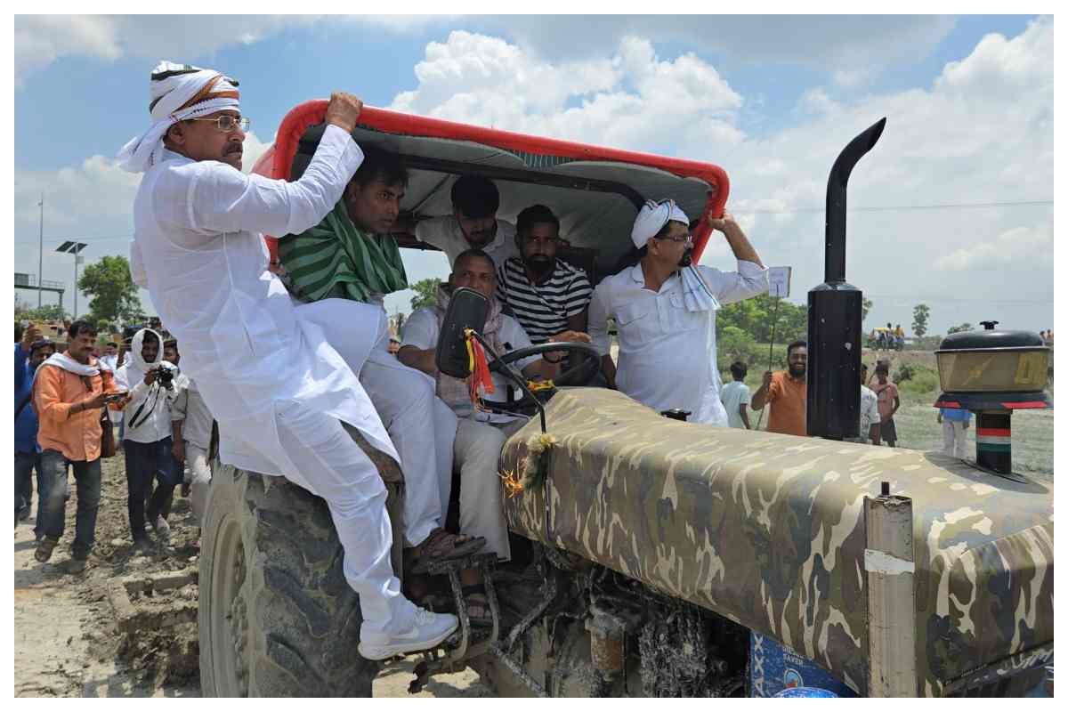 सीकर से शुरू हुआ ‘जनप्रतिनिधियों ने दस्तक’ कैंपेन, किसानों-मजदूरों की मांगों का चार्टर सौंपा