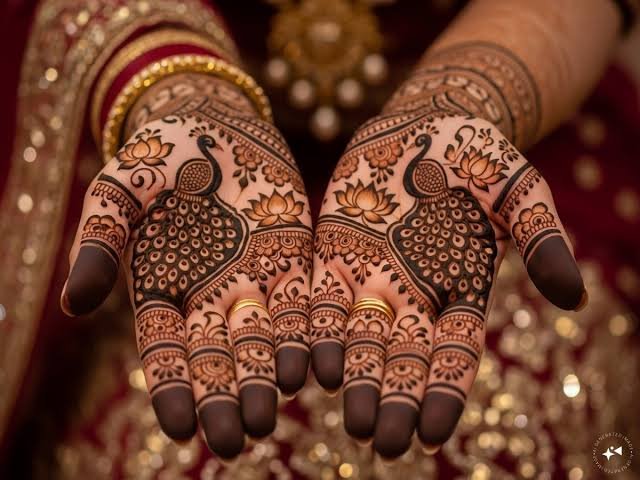 क्या मेहंदी लगे हाथों से खाना खाने से हो सकता है नुकसान? जानिए एक्सपर्ट्स की सलाह